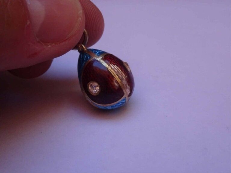 PENDENTIF ovoïde et sa bêlière monture argent ert vermeil serti de quatre brillants fond contrasté rouge et bleu en émaux guillochés poinçon sur l'annea