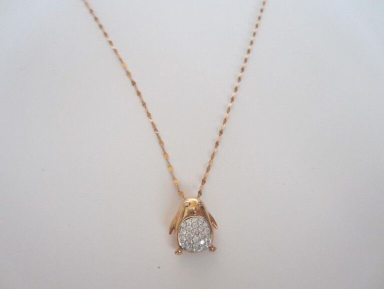 PENDENTIF «pingouin» et sa chaînette en or rose (750 millièmes) pavé de diamants taille brillan