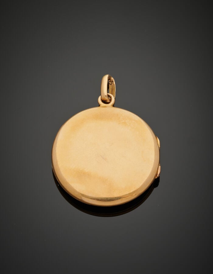 PENDENTIF porte souvenir "guirlandes " circulaire en or jaune (750‰) ouvrant à…