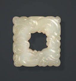 Pendentif quadrangulaire en jade céladon orné de deux chilong stylisés entrelacé