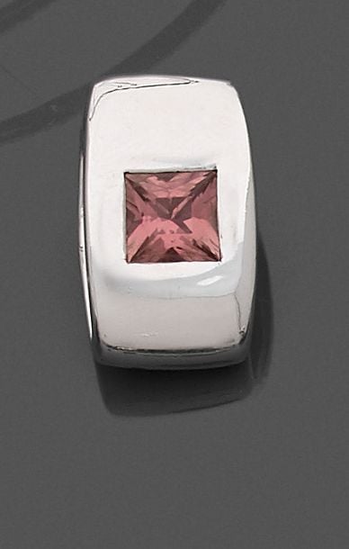 PENDENTIF rectangulaire bombé en or gris (750 millièmes) centré d'une tourmaline carré