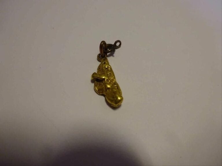 Pendentif retenant une pépite d'or natif quartzit