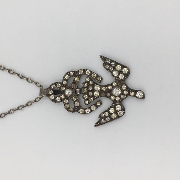 PENDENTIF «SAINT ESPRIT» en argent (800 millièmes) articulé, orné de pierres blanche