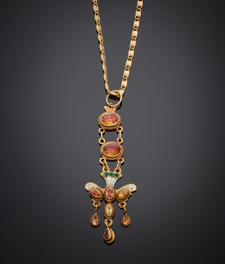PENDENTIF "Saint Esprit" en or jaune (750‰) articulé, orné d'émail blanc et ver…