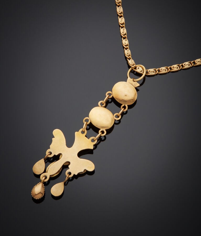 PENDENTIF "Saint Esprit" en or jaune (750‰) articulé, orné d'émail blanc et ver…