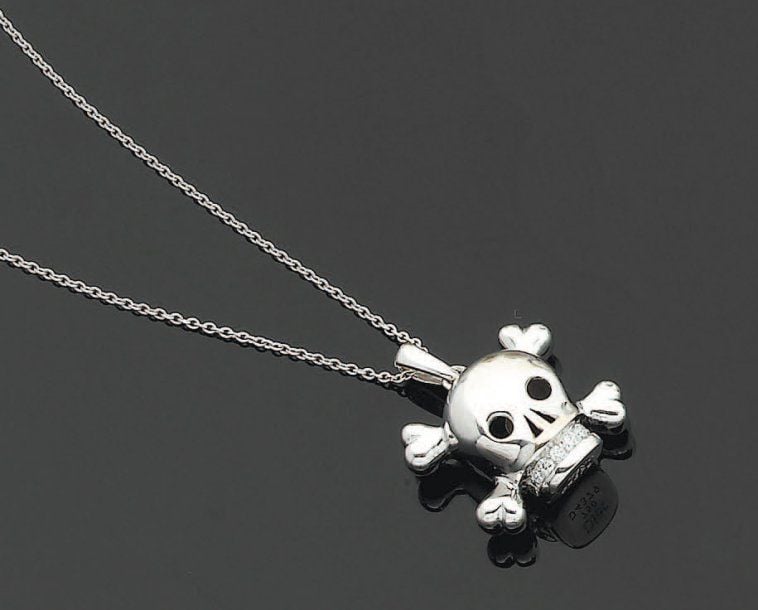 PENDENTIF « tête de mort » en or gris ajouré et serti d'un alignement de diamants de taille brillan