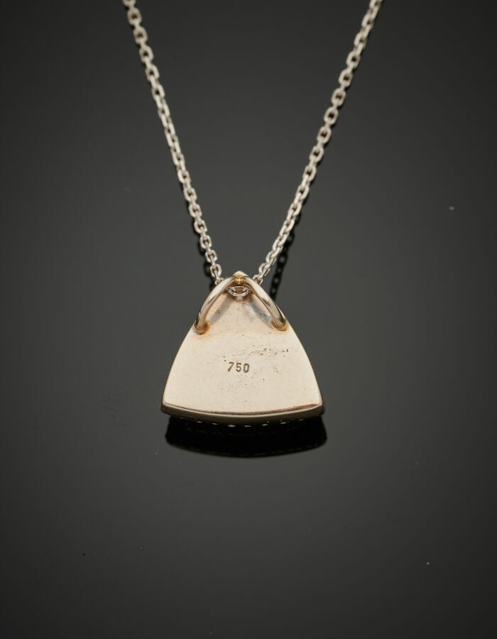 PENDENTIF triangulaire en or gris (585‰) 14 carats et sa CHAINETTE en or gris (…