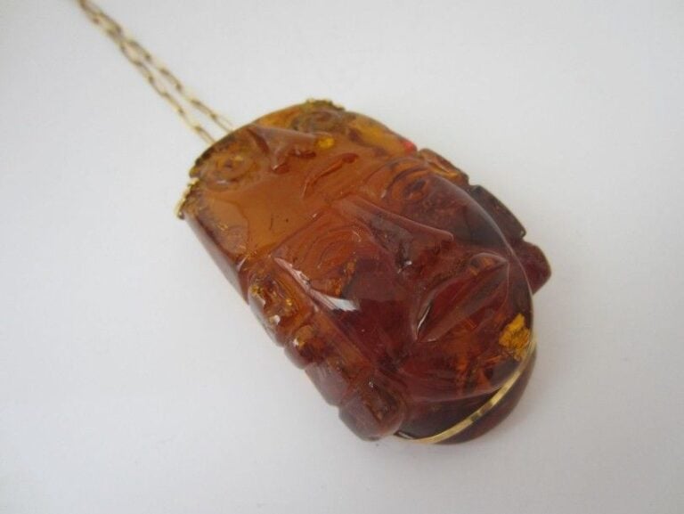 PENDENTIF «visage» en ambre sculpt