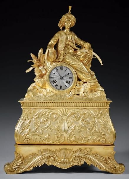 Pendule au Turc Bronze doré et ciselé Europe, XIXe siecle Hauteur: 59; Largeur base: 41; Profondeur ma