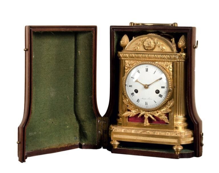 Pendule borne de voyage en bronze finement ciselé et dor