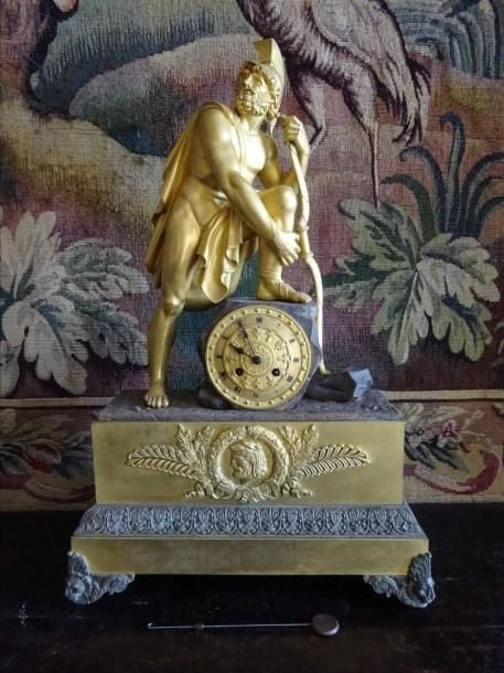 Pendule borne en bronze doré sommée d'une représentation de Pâris archer, l'assassin d'Achille ou d'Hercule vainqueur des oiseaux du lac Stymphal