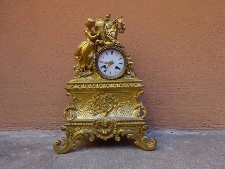 PENDULE borne en régule à la jeune fill