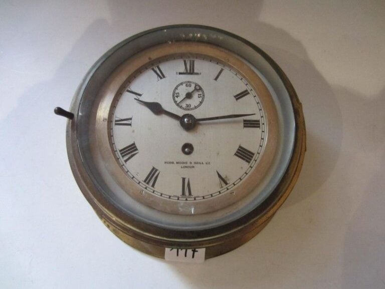 Pendule de cloison en bronze et laito