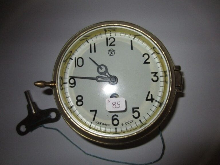 PENDULE DE CLOISON SOVIETIQUE en bronze et laiton à mécanisme d'horlogerie avec sa cle