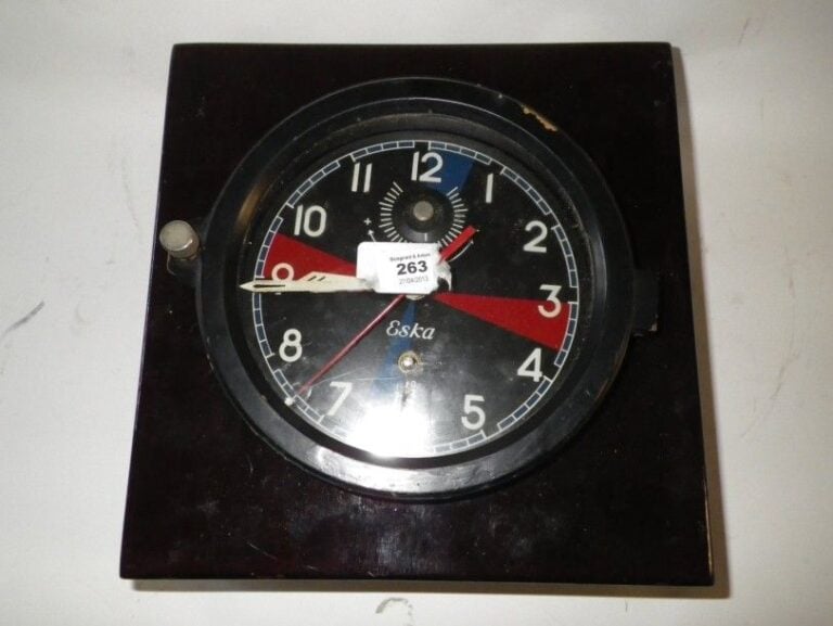 Pendule de marine de marque Eska avec cadran marquant les quart