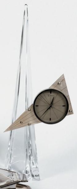 Pendule électrique en cristal composé d'une pyramide à laquelle vient s'accrocher une plaque triangulaire en métal à support de cadra