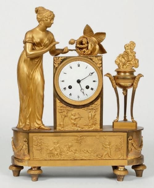 PENDULE en bronze doré à décor d'une femme et de son enfant dans une rose et d'une athénienne enflammé