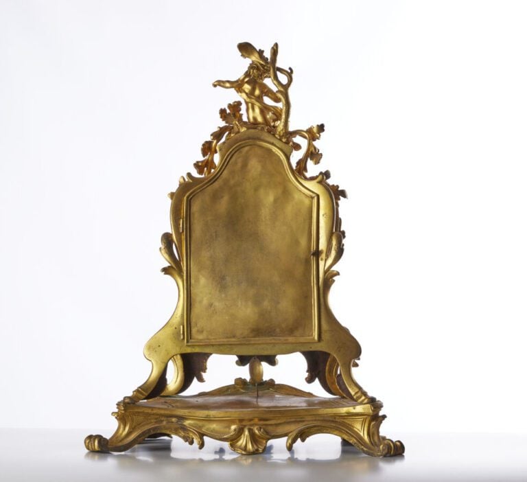 PENDULE - En bronze doré, sculpté et ciselé à décor d'amour et aux attributs de…