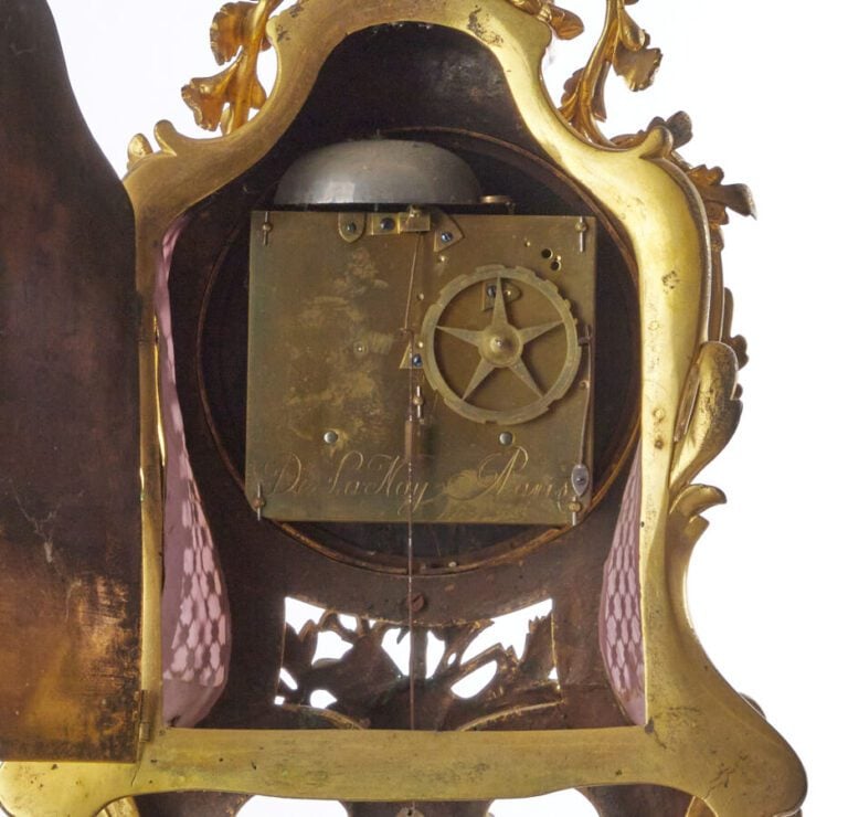 PENDULE - En bronze doré, sculpté et ciselé à décor d'amour et aux attributs de…