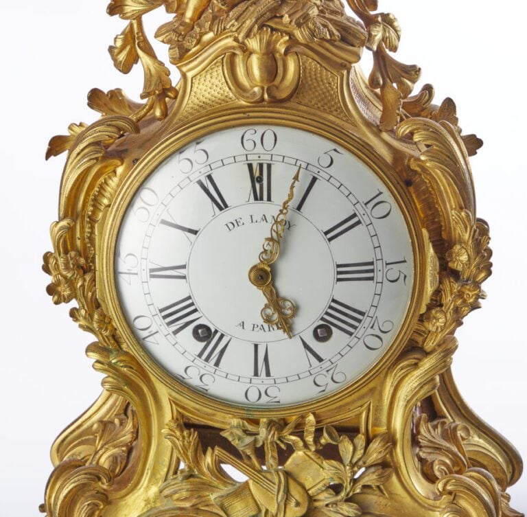 PENDULE - En bronze doré, sculpté et ciselé à décor d'amour et aux attributs de…