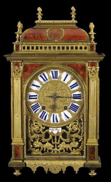 Pendule marquetée d'écaille teintée rouge et entourage de filets de laito