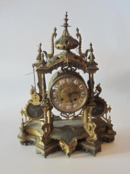 Pendule orientaliste en bronze doré