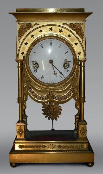 Pendule portique, en bronze ciselé et dor