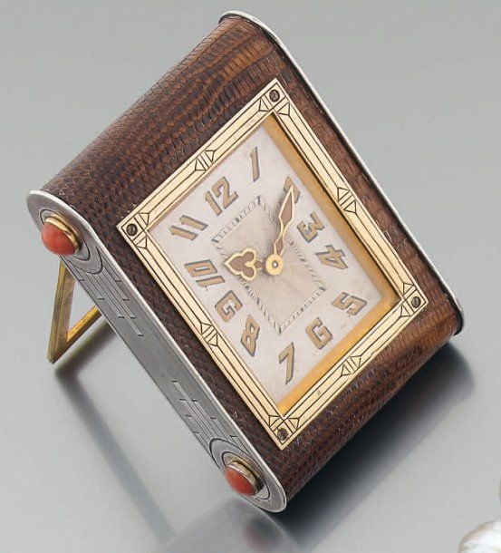 PENDULETTE DE BUREAU en or et argent ciselé et guilloché serti de cabochons de corai
