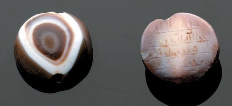 Perle inscrite sur son plat de signes arabe