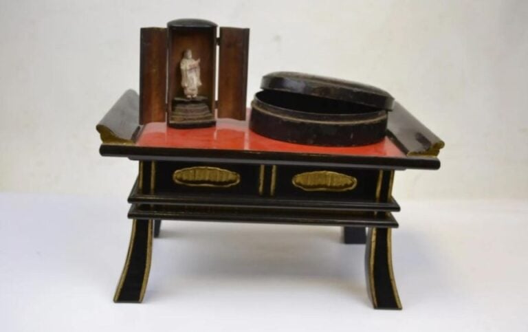 PETIT AUTEL EN BOIS LAQUE NOIR, ROUGE ET DORE