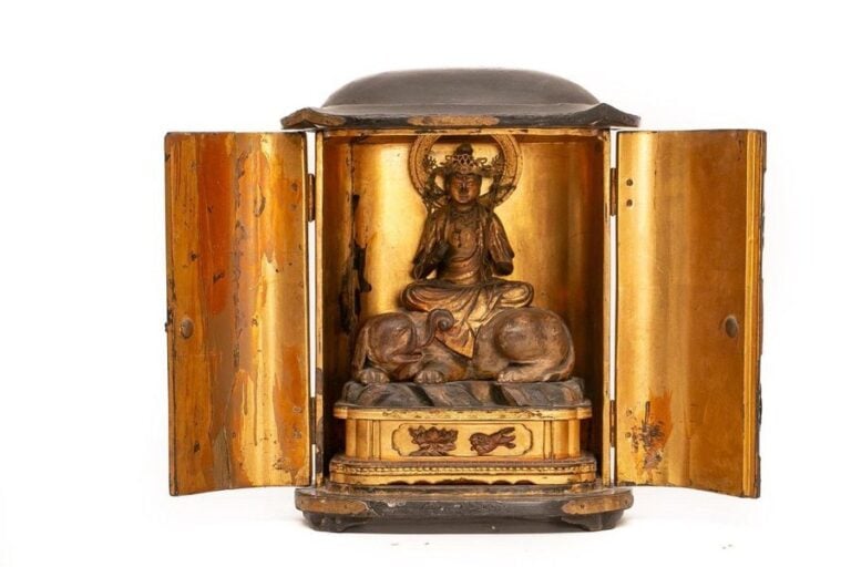 PETIT AUTEL / TEMPLE VOTIF  EN BOIS LAQUE ET DORE, BUTSUDAN
