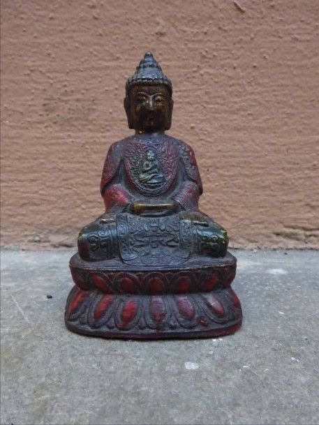 PETIT BOUDDHA EN BRONZE LAQUE OR ET ROUGE Chine Epoque XXe siècle Assis sur une base à double rangée de lotus les mains en dhyana mudra