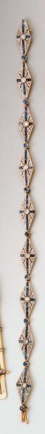 Petit bracelet articulé en ors de deux tons composé de neuf motifs losangiques sertis de diamants de taille ancienne ou taillés en roses et saphirs calibrés synthétique