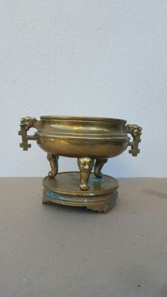 PETIT BRULE-PARFUM TRIPODE EN BRONZE ET SON SOCLE EGALEMENT TRIPODE Vietnam, fin du XIXe siècle (percements et restaurations) H (socle inclus): 13,2 cm A SMALL THREE-LEGGED BRONZE INCENSE BURNER Vietnam, late 19th century