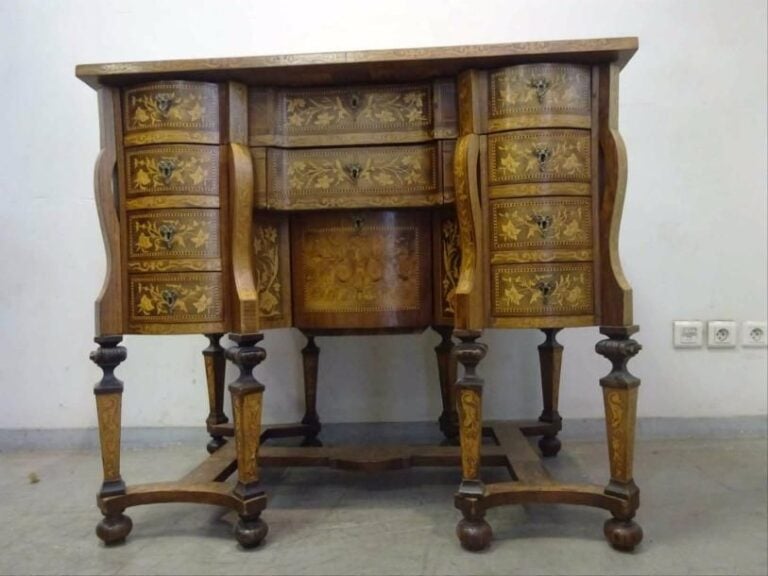 Petit BUREAU dit MAZARIN en bois de placag