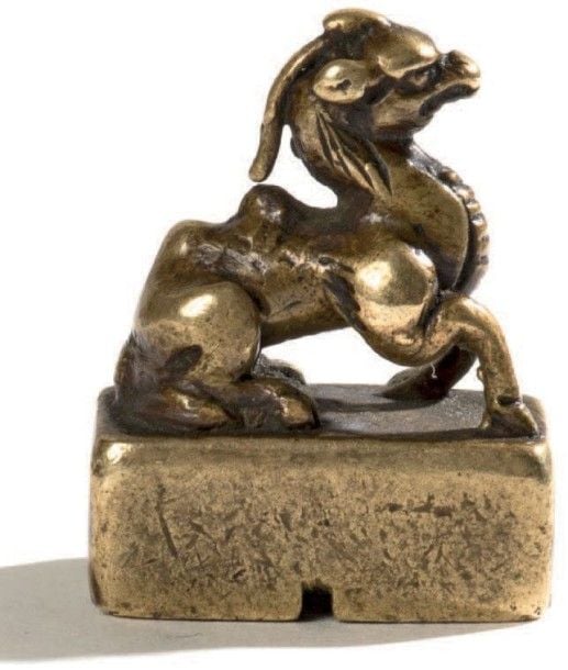Petit cachet en bronze à patine dorée à décor d'un animal mythiqu