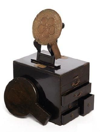 Petit coffre surmonté d'un miroir (kyodai) en bois laqué noi
