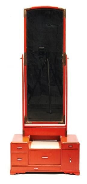 Petit coffre surmonté d'un miroir (kyodai) laqué de couleur rouge-cinabr