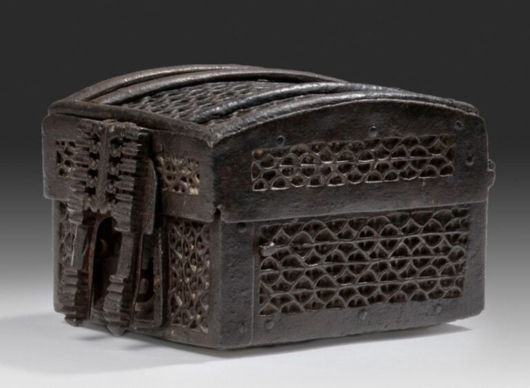 Petit coffret dit « de messager» à âme de bois habillé de fer à décor repercé; serrure à moraillo