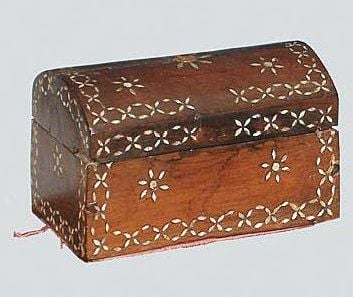Petit coffret en bois exotique à incrustations en nacre et en buis d'étoiles et de rosace