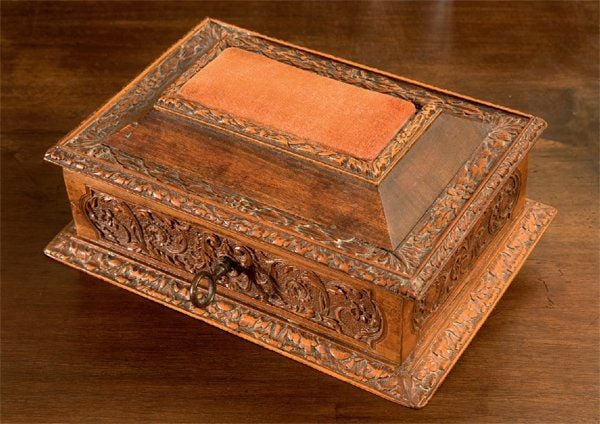 Petit coffret formant porte aiguilles, en bois naturel sculpté de rinceaux fleuris et feuillagé