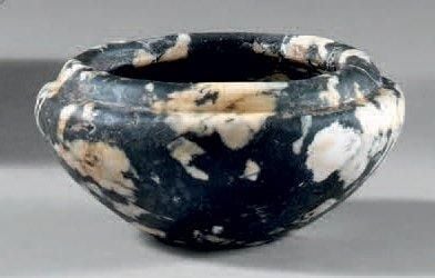 Petit gobelet à lèvre rentrante en bourrele