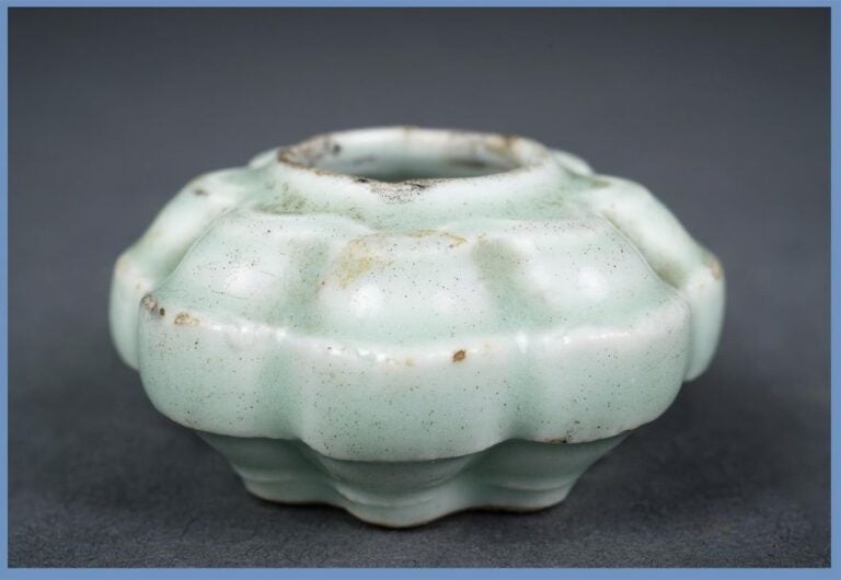 PETIT GODET A EAU OCTOLOBE EN GRES PORCELAINEUX A GLACURE CELADON