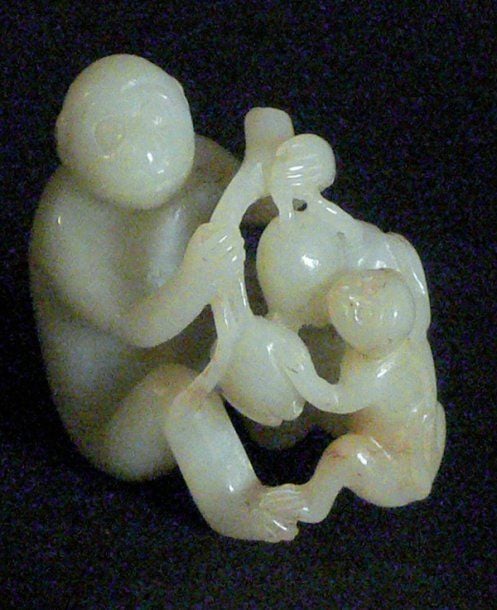 Petit groupe en jade néphrite céladon représentant un singe et son petit jouant avec une branche de pêcher chargée de fruit