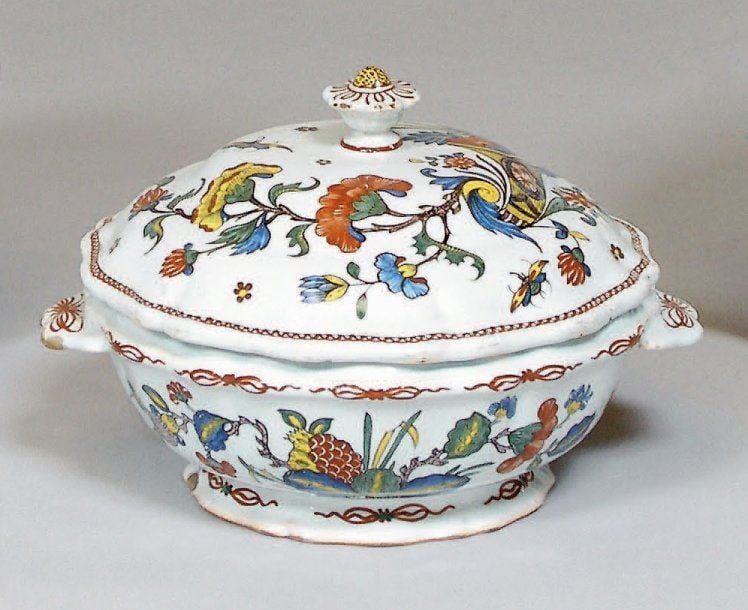 Petit légumier rond couvert de forme contournée, décor polychrome de corne d'abondance fleurie, papillons et branchages fleuri
