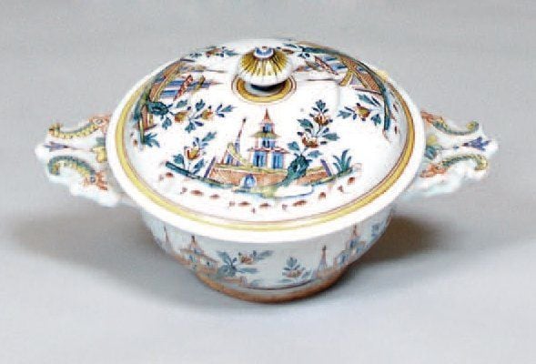 Petit légumier rond couvert, décor polychrome de nombreuses pagodes fleuries et de filets sur les bord