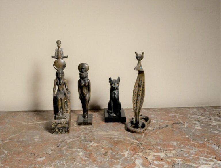Petit lot de bronzes de style antique : reproduction Louvre, cobra, Sekhmet, Baste