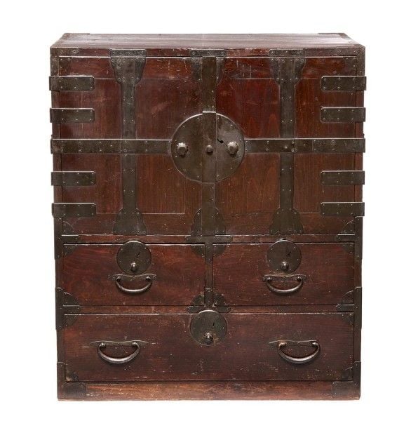 Petit meuble de commerçant (chodansu) avec portes doubles à charnières (de style Kannon) renforcées de ferrure