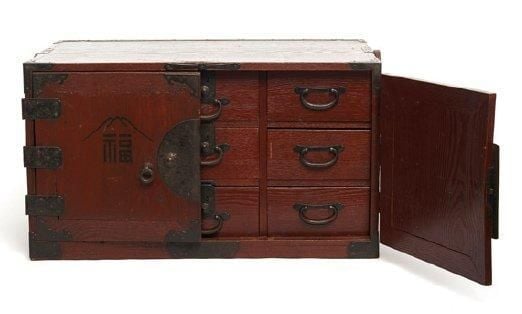 Petit meuble de commerçant (chodansu) de couleur rouge foncé avec neuf tiroirs dissimulés derrière deux porte