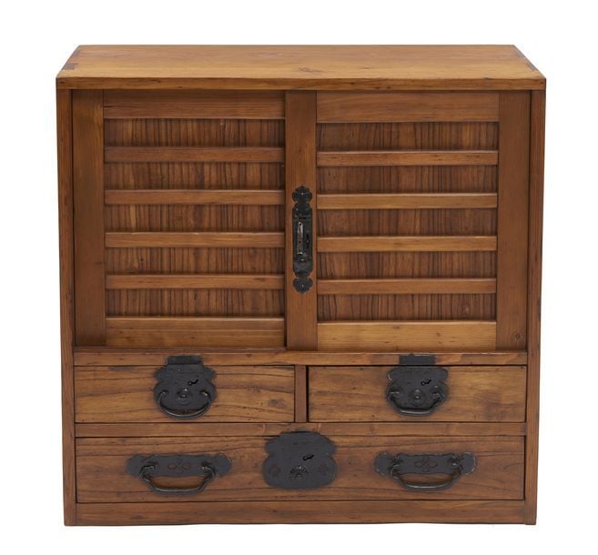 Petit meuble (kodansu) composé d'une étagère et d'un petit tiroir derrière des portes coulissante